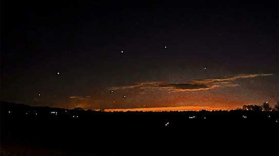 Pontos de luz aparecem no céu noturno perto de Lebanon Township, Nova Jersey.