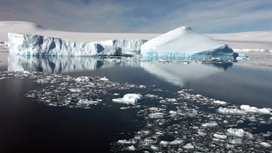 The temperature at one research base in Antarctica reached 18.3 degrees.