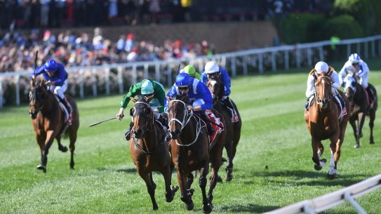 Hugh Bowman and Winx edge out Blake Shinn and Humidor in the 2017 Cox Plate.