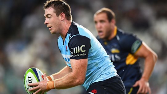 Jed Holloway of the Waratahs runs the ball.