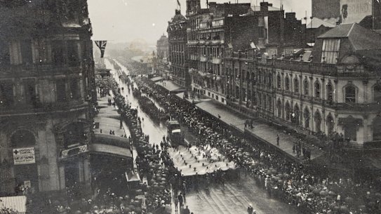 The Anzac Day procession marches down Swanston Street in 1918.