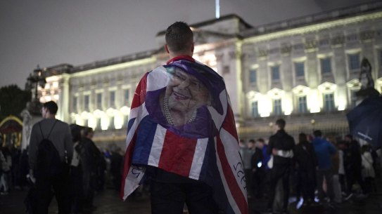 Mourners gather outside Buckingham Palace following the announcement of the death of Queen Elizabeth II, in London, Thursday, Sept. 8, 2022. (James Manning/PA via AP)