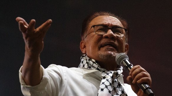 Anwar Ibrahim speaks to the crowd at the pro-Palestinian gathering in Kuala Lumpur on Tuesday night. 