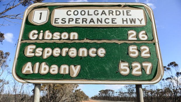 Eyre Highway to remain closed as Goldfields fire jumps containment lines