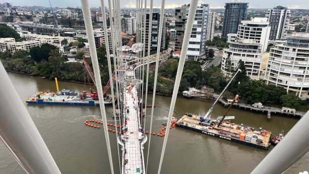 Kangaroo Point bridge a step closer to opening as final piece of deck slots into place