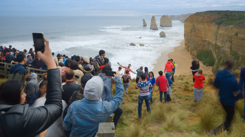 Port Cambell S 12 Apostles Tourist Problem Travellers Ignoring Warning Signs In Search Of Perfect Selfie