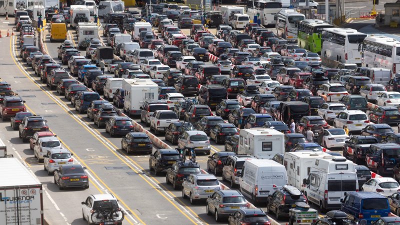 İngiliz gezginler sınırı geçmek için 7 saatten fazla arabada beklerken Fransızlar Brexit'i suçluyor