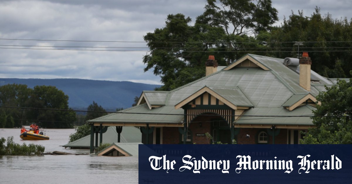 Sydney weather HawkesburyNepean water levels put residents on alert