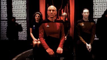 Troi (Marina Sirtis)、Picard (Patrick Stewart)、Yar (Denise Crosby) 和 Data (Brent Spiner) 在 1987 年的星際迷航：下一代，在 Farpoint 相遇。