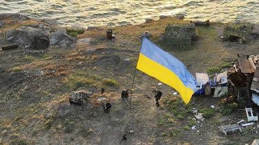 Ukraynalı askerler, Karadeniz'deki Yılan adasına devlet bayrağını diktiler.