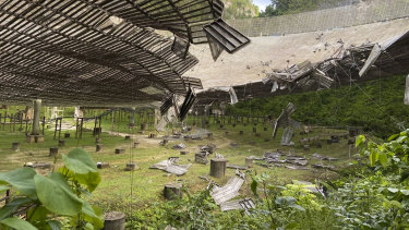 Huge Puerto Rico radio telescope, already damaged, collapses