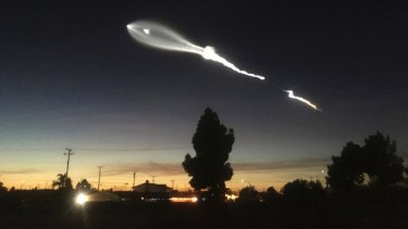 Bir SpaceX Falcon 9 roketinden gelen iz, 2017'de Long Beach, California'dan görülüyor. 