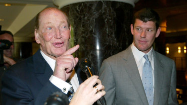 Kerry Packer and son James at a Publishing & Broadcasting Limited AGM in October 2004. 
