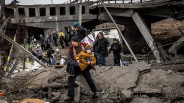 Когда российские войска вошли в город в понедельник, жители Ирфина бежали от ожесточенных боев по разрушенному мосту.