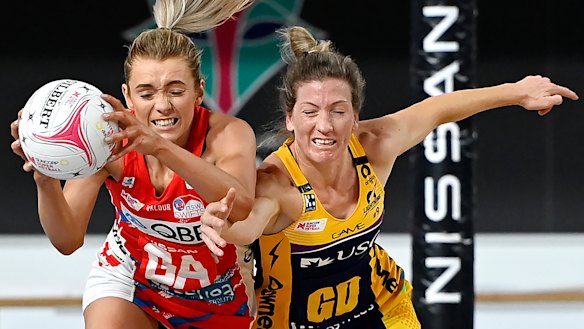 Helen Housby and Karla Pretorius of compete for the ball.