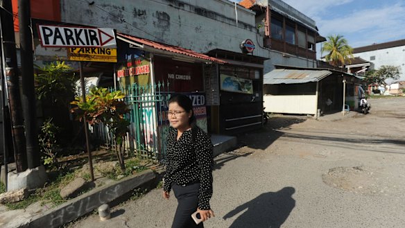 Thiolina Marpaung walks through the Sari Club site, now a makeshift carpark.