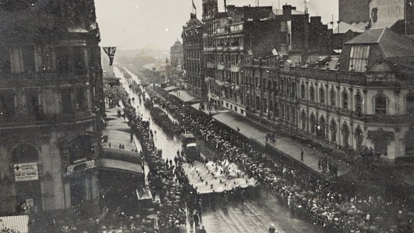 The Anzac Day procession marches down Swanston Street in 1918.