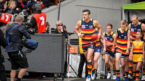 Walker leads Adelaide onto the MCG in the 2017 grand final. 