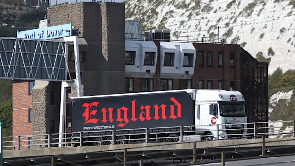 Port officials in Britain warn that increasing the average time it takes trucks to clear customs by as little as two minutes could lead to 27-kilometre traffic jams. 
