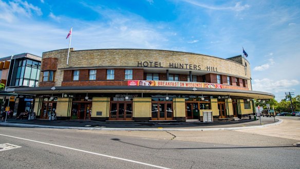 The Hunters Hill Hotel where Dallas McInerney discovered his account blocked, leading to a “factory reset” of his phone. 