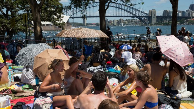 According to hourly predictions, temperatures will be sitting in the mid to high 20s as thousands gather around the Sydney Harbour for the city’s renowned fireworks.
