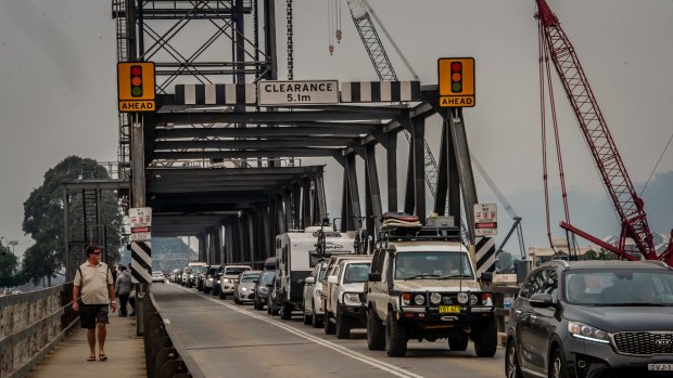 The Batemans Bay bridge with standstill traffic as holidaymakers evacuate. 