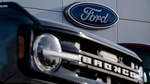 L’industria automobilistica ha dovuto affrontare costi più elevati, con Ford che ha annunciato importanti svalutazioni.