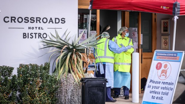 Medical staff at a pop-up COVID-19 testing clinic in Casula in NSW, where the local Crossroads Hotel is now a hot spot.