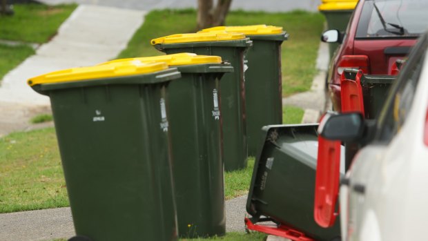 A report suggests residents in apartment blocks in south-west Sydney are hampered in disposing of their rubbish by inadequate waste storage facilities. 