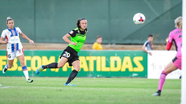 Canberra United midfielder Amy Sayer has an attempt at goal. Photo: Sitthixay Ditthavong