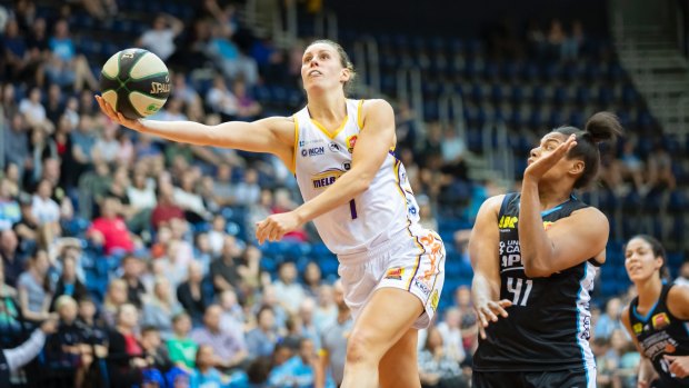 Steph Talbot of the Boomers drives past Canberra's Kaili Mclaren.