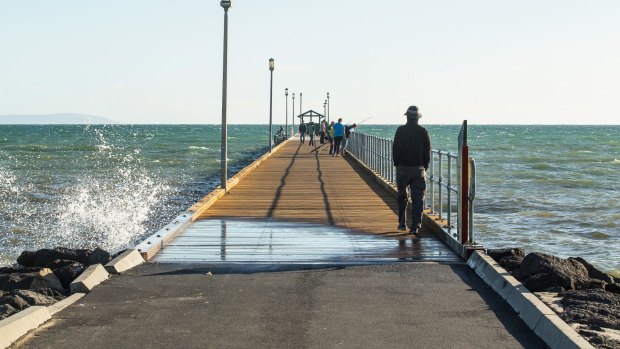 An apartment complex in Mordialloc has been evacuated. 