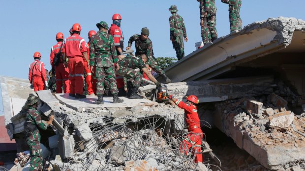 Rescuer teams search for victims in in Bangsal, North Lombok, after an earlier earthquake that hit on August 5.