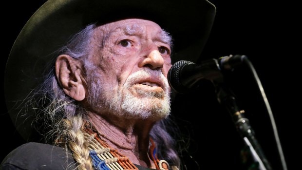 Willie Nelson will perform his first concert for a political candidate.