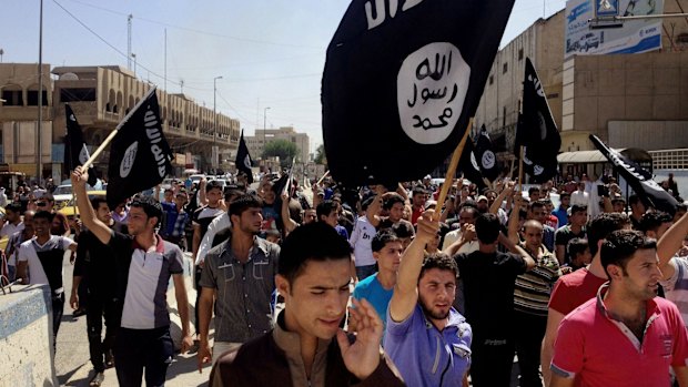 Demonstrators chant pro-IS slogans in the Iraqi city of Mosul in 2014.