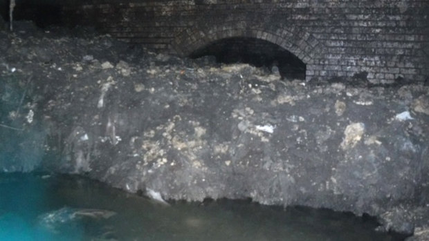 A "fatberg" made up of hardened fat, oil and baby wipes is blocking the sewer in the English town of Sidmouth.