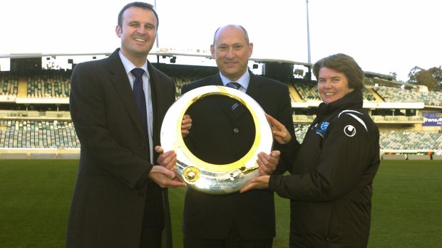 ACT chief minister Andrew Barr, Ivan Slavich and Heather Reid with the A-League trophy in 2007. 