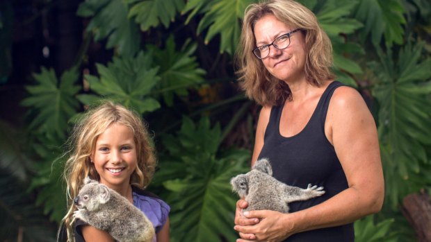 Izzy's Koala World follows 11-year-old Izzy Bee and her veterinarian mother as they rescue koalas and form friendships with animals on Magnetic Island.