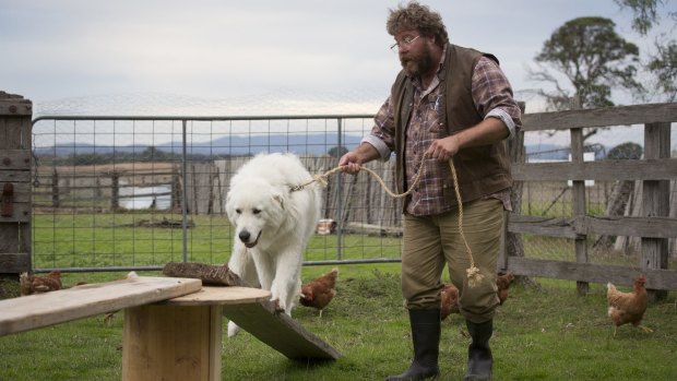 Oddball shows Swampy Marsh (Shane Jacobson) how things are done in the film Oddball.