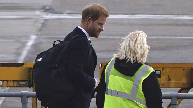 Prens Harry, Londra'ya geri dönmek için Aberdeen havaalanında bir uçağa doğru yürüyor.