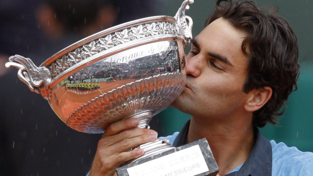 Federer with the French Open trophy in 2009.