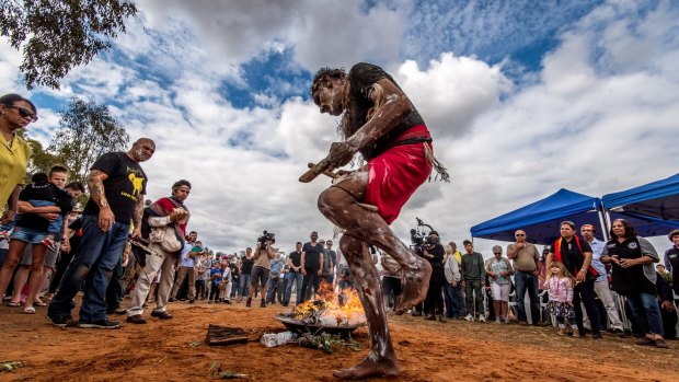 Mutthi Mutthi Elder Dave Edwards in a ceremony for Mungo Man at Balranald.