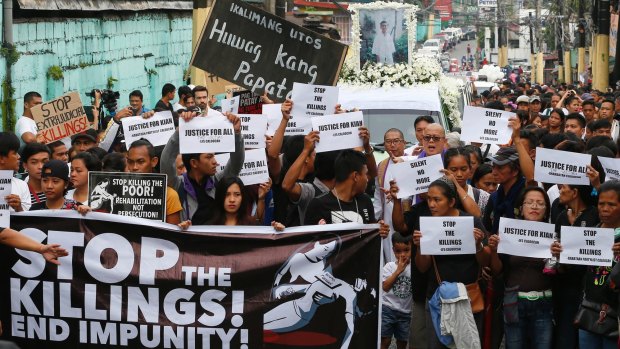 Protesters march with the hearse of Kian delos Santos during his funeral in Caloocan, Manila, August 2017.