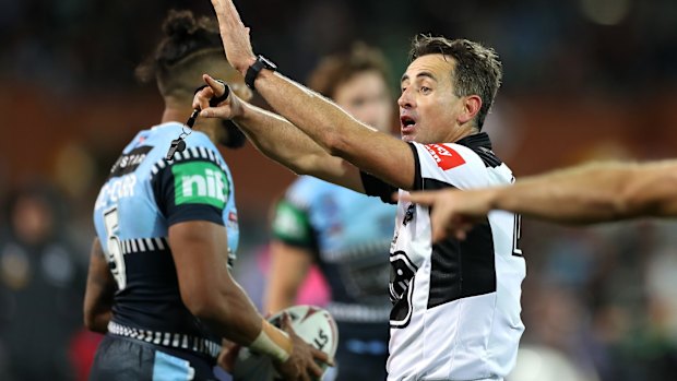  Gerard Sutton signals 10 minutes in the sin bin for Felise Kaufusi.