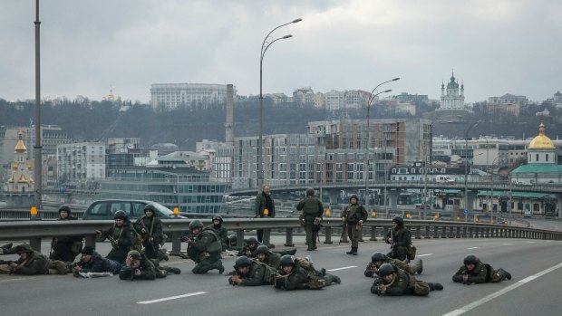 Ukrainian National Guard servicemen take positions in central Kyiv.
