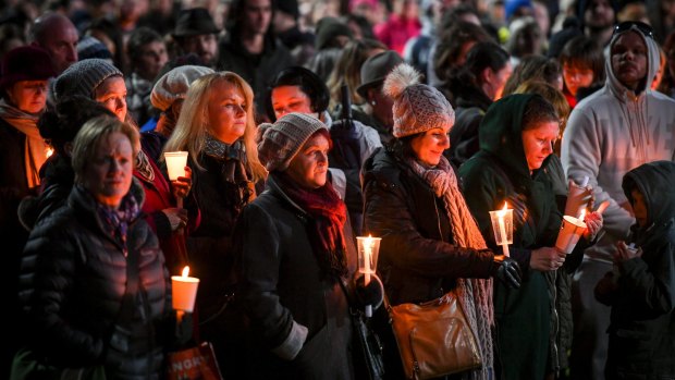 Thousand of people attend a candlelight vigil in solidarity with Melbourne comedian Eurydice Dixon.