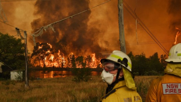 The RFS watches the Gospers Mountain fire impacting on the edge of The Fruit Bowl in Bilpin.