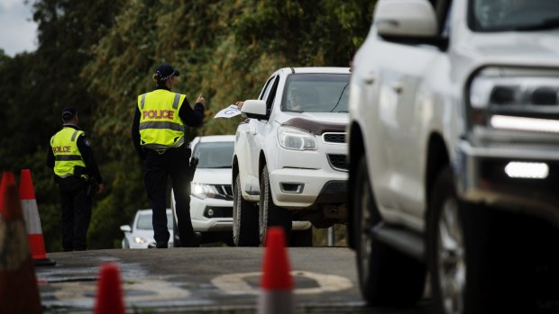 Police checking vehicles at the Queensland-NSW border.