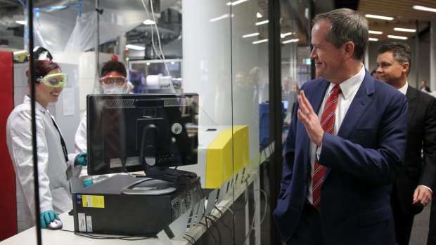 Bill Shorten inspecting renewable energy  research  at the University of NSW.