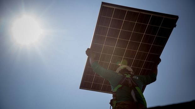 Shonky traders are taking customers for a ride by cashing in on the state government's solar subsidies.